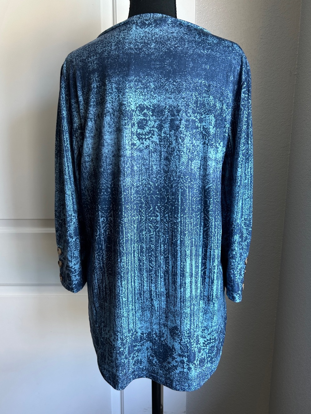 NWT V-Neck Printed 3/4 Sleeve Top - Picture 4 of 5